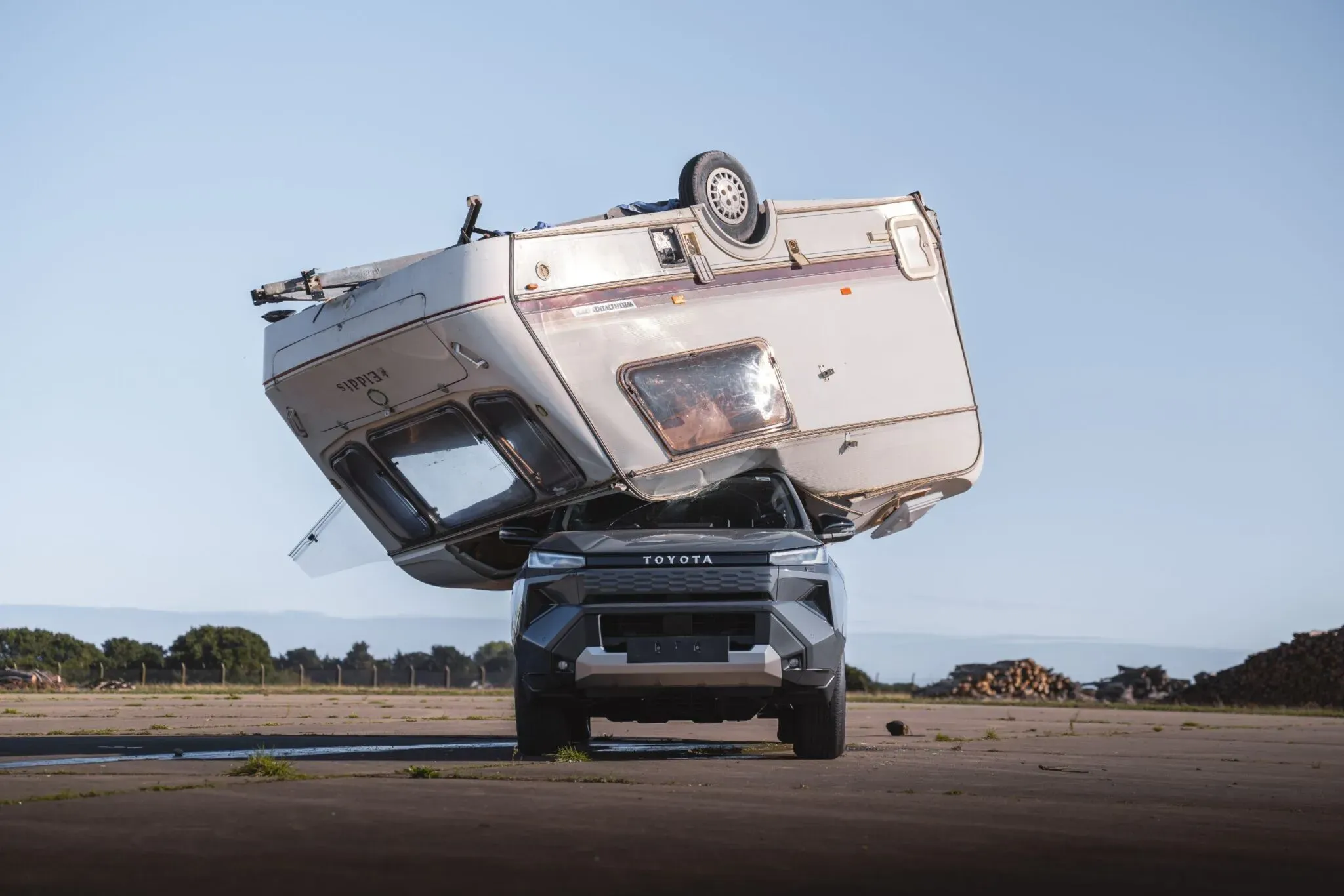 ក្រុមហ៊ុន Toyota UK យករថយន្តភីកអាប់អគ្គិសនី Hilux BEV មកធ្វើ Challenge ទម្លាក់ផ្ទះចល័តទម្ងន់ ៧៦០ គីឡូក្រាម ពីកម្ពស់ជាង ៩ ម៉ែត្រចំពីលើ លទ្ធផលស្មានមិនដល់!